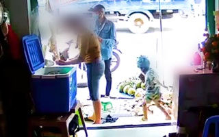 Video: Người đàn ông dàn cảnh mua dừa rồi xúi bé trai vào tiệm trộm điện thoại