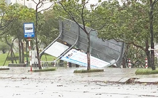 Video: Đường phố miền Trung 'quay cuồng' trước giờ bão đổ bộ