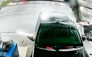 Video: Bão làm cây bật gốc ngã lên chiếc ôtô đang đậu trước nhà ở Philippines