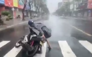 Video: Gió cực lớn quật ngã người và xe trên đường phố Đà Nẵng