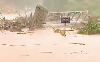 Video: Nguyên chiếc cầu sắt bị cuốn trôi khiến hàng trăm hộ dân bị chia cắt
