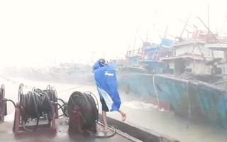 Video: Bão số 9 đang càn quét, xe chuyên dụng quân đội sẵn sàng ứng cứu