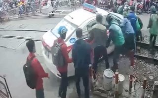 Video: Cố lao qua rào chắn, taxi bị mắc kẹt trên đường ray