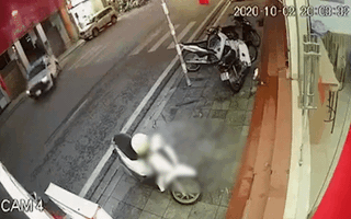 Video: Lao xe máy vào ôtô đang quay đầu, hai thanh niên bị thương nặng