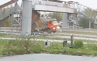 Video: Xe tải quên hạ thùng đâm văng cầu vượt bộ hành
