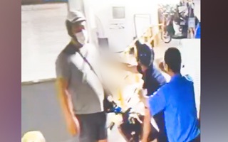 Video: Va chạm trong lúc gửi xe, nam thanh niên dí dao vào cổ người nước ngoài