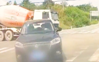 Video: Tài xế 19 tuổi vượt đèn đỏ, tông xe taxi làm 2 người tử vong