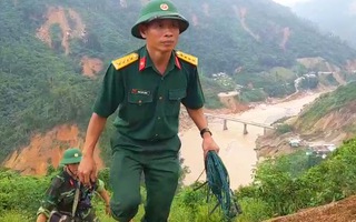 Video: Phóng viên Tuổi Trẻ theo chân đoàn cứu nạn tiếp cận khu vực sạt lở Phước Sơn