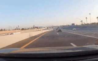 Video: Ôtô mất lái đâm giải phân cách rồi bốc cháy trên cao tốc