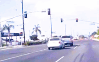 Video: Ôtô hất tung xe bán tải đang dừng đèn đỏ, tài xế nguy kịch