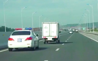 Video: Xe ưu tiên liên tục hú còi xin đường, tài xế xe tải vẫn thong thả
