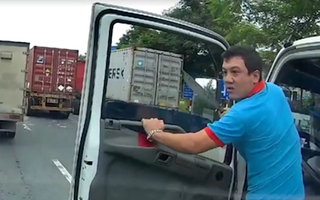 Video: Tài xế xe bồn rút dao dọa tài xế container vì bị bấm còi inh ỏi