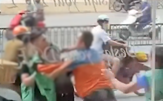 Video: Bốn tài xế giao hàng đánh nhau trên đường phố Hà Nội