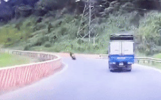 Video: Phượt thủ ôm cua với tốc độ cao, xe máy chui vào gầm xe tải