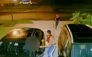 Video: Vừa bước vô xe, người đàn ông bị cướp chĩa súng vào đầu