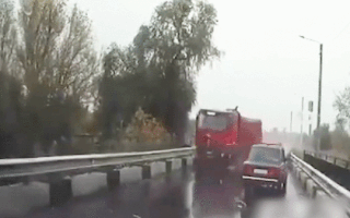 Video: Xe tải mất phanh, tông ôtô rồi bay lên dải phân cách