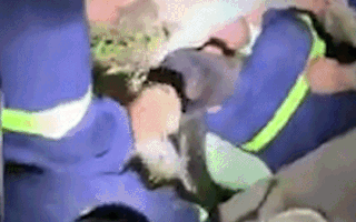Video: Cứu cháu bé bị rơi xuống cống suốt 2 tiếng