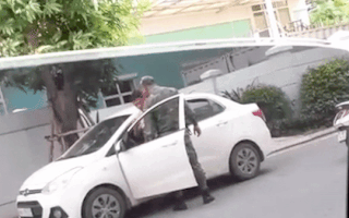 Video: Bảo vệ chung cư đánh tài xế taxi công nghệ và lôi đi vì đỗ xe sai quy định