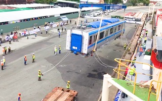 Video: Khoảnh khắc các toa tàu metro được cần cẩu nâng từ tàu vận tải xuống cảng Khánh Hội