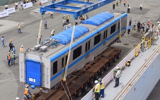 Video: Cận cảnh đoàn tàu metro đang được cẩu lên xe để chuyển về depot Long Bình, quận 9