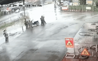 Video: Xe máy không người lái lao vào cây xăng