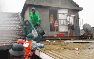 Video: Quảng Trị, Huế nước lũ ngập đến mái nhà, dùng ca nô giải cứu người dân