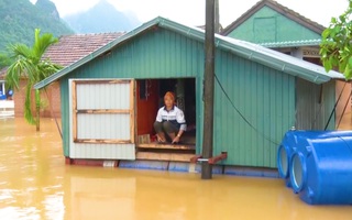 Video: Hơn 3000 hộ dân Quảng Bình bị ngập sâu trong lũ