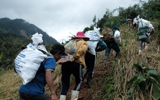 Video: Hơn 600 người trèo đèo, lội suối cõng hàng tiếp tế cho vùng cô lập Phước Thành