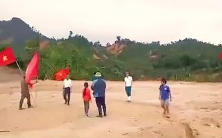 Video: Cắm cờ làm dấu để trực thăng thả hàng cứu trợ xuống vùng bị cô lập ở Phước Lộc