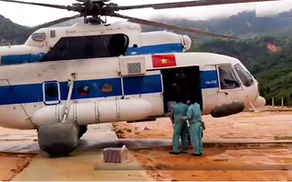 Video: Cận cảnh trực thăng tiếp tế lương thực cho vùng cô lập Phước Sơn