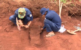 Video: Thi công làm đường, phát hiện hàng chục hài cốt liệt sỹ