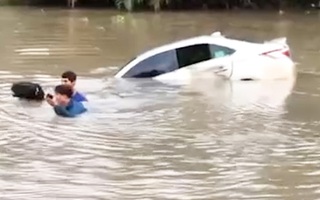 Video: Ô tô đánh lái tránh xe tải rồi lao thẳng xuống sông ở Kiên Giang