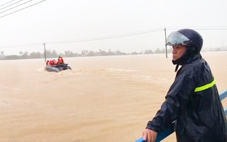 Video: Bão số 12 quét qua miền Trung, nhiều nơi ngập sâu