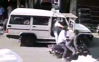 Video: Mở cửa xe gây tai nạn, cảnh sát còn tát vào mặt người đàn ông