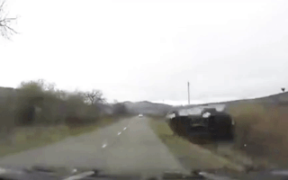 Video: Ôtô mất lái lộn vòng trên đường, người phụ nữ văng khỏi xe