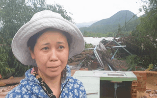 Người dân Phú Yên nghẹn ngào: ‘lũ cuốn bay nhà rồi, lấy nơi nào mà ở đây'