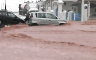 Video: Lũ quét nhấn chìm hàng trăm ngôi nhà và cuốn nhiều ôtô trôi ra biển