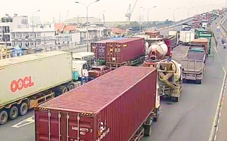 Video: Kẹt xe bủa vây đường vào cảng Cát Lái TP.HCM