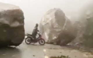 Video: Kinh hoàng đá 'khổng lồ' rơi từ trên núi xuống đường ở Kon Tum