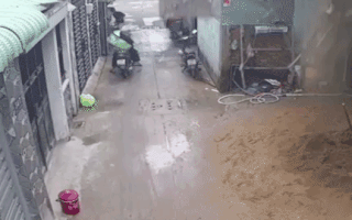 Video: Kinh hoàng sập giàn giáo công trình ở Tân Bình, 3 người rơi xuống đất