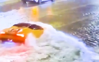 Video: Siêu xe Lamborghini 'bơi trong nước' vì đường phố ngập sâu