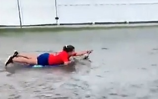 Video: Cô gái lướt ván trong khi bão Eta đổ bộ ở Mỹ