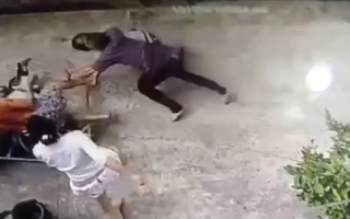 Video: Khoảnh khắc người dân kéo giá phơi đồ ra đường bắt 2 tên cướp giật ở TP.HCM