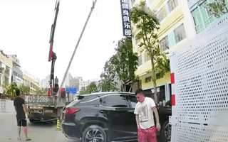 Video: Cột đèn rơi trúng đầu người đàn ông đi đường