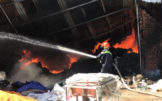 Video: Sau tiếng nổ lớn, kho phế liệu và kho hóa chất bốc cháy ngùn ngụt