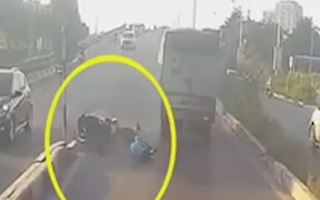 Video: Chạy ngược chiều trên cầu vượt, thanh niên bị xe tải tông văng xuống đường