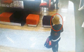 Video: Khoảnh khắc nghi phạm cướp tiền ngân hàng ở Bình Tân cầm chai xăng đổ lên người dọa đốt
