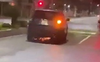 Video: Ôtô tông xe máy chở bà bầu đi đẻ, rồi kéo lê tóe lửa trên đường