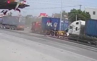 Video: Khoảnh khắc 3 container 'dồn toa' trên quốc lộ