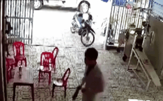 Video: 3 người bị đâm thương vong khi đi ôtô đến ‘bắt cóc’ nữ chủ quán cà phê